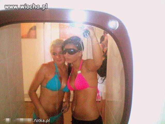 Sweet focia w lustrze w bikini w domu 