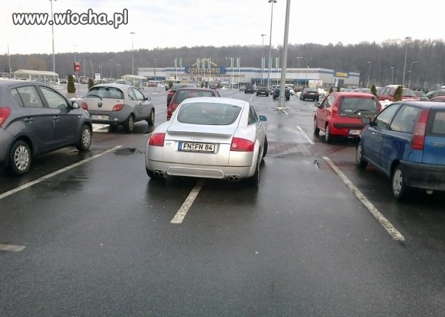 To się popisał parkowaniem...