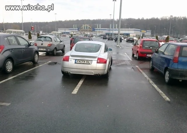 To się popisał parkowaniem...