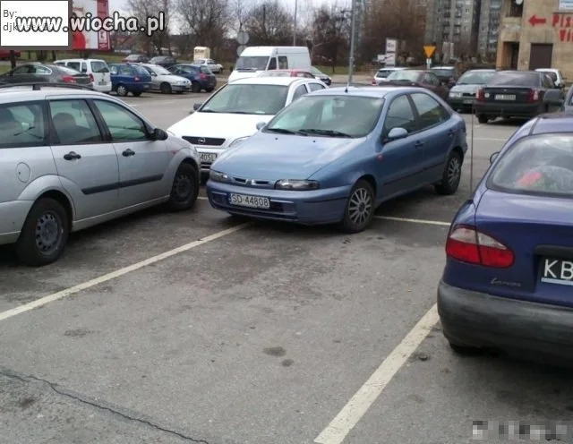 Spieszył się do sklepu i źle zaparkował