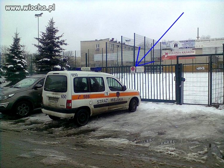 W bramie wjazdowej...