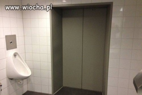 Windą do...WC