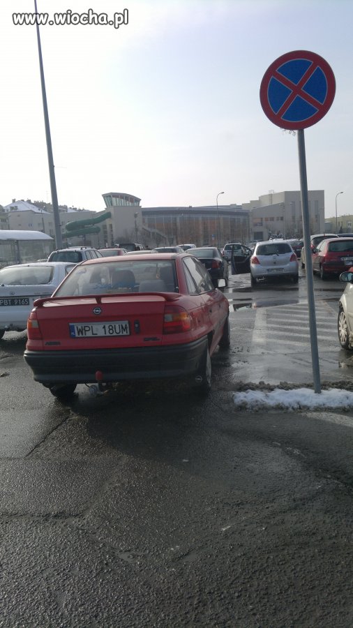 A w Płocku pod Auchan WPLe parkują tak :
