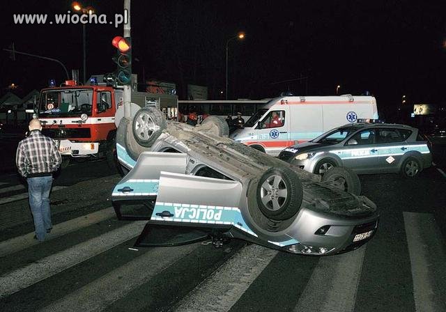 Czterech policjantów - jeden radiowóz na dachu