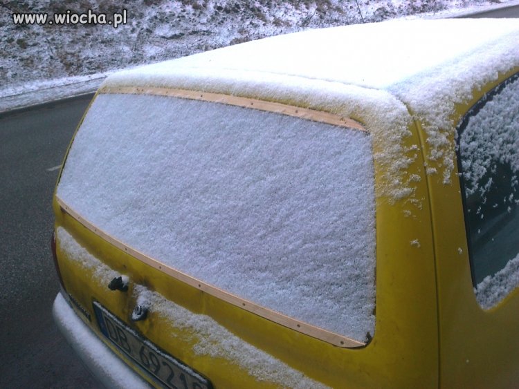 Szyba w aucie na drewnianych listewkach...