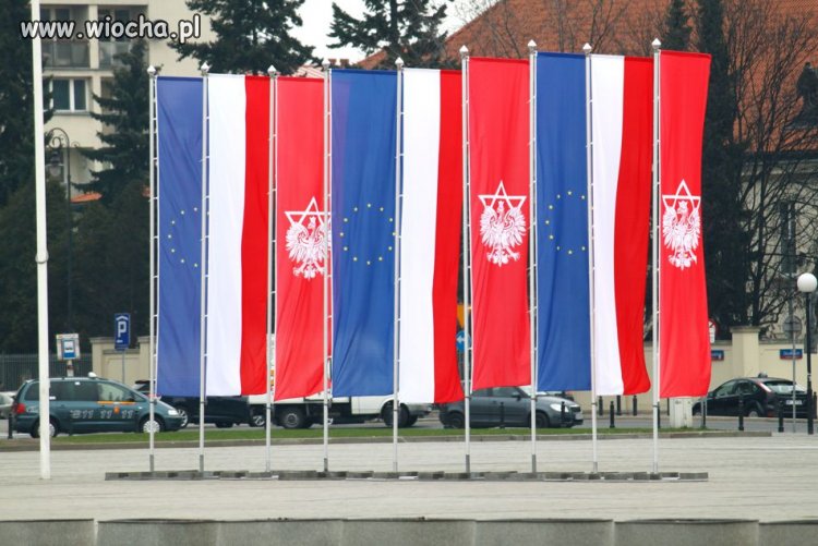 Warszawa, nowe flagi, nowe godła PO-lski