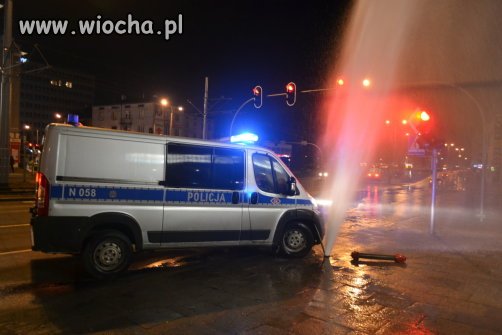 Radiowozem w hydrant . Dostał 20 zł mandatu