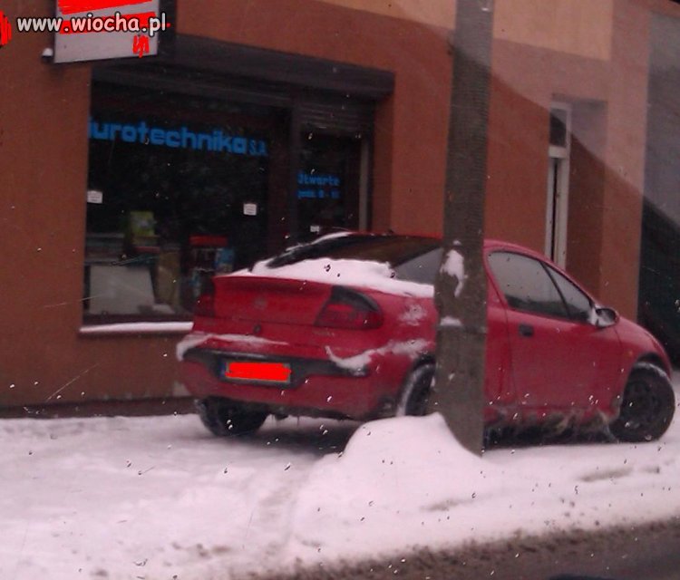 Samochody parkują na chodniku