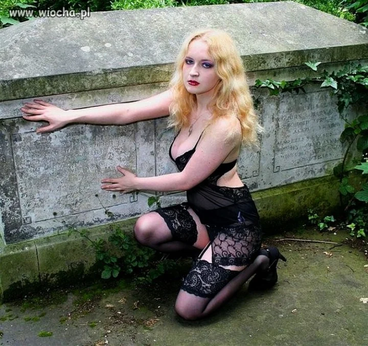 Cmentarna blond rusałka 
