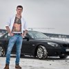 Kozaczek z 2packiem na klacie.