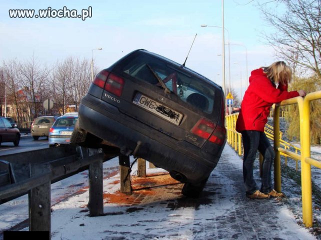 Prawie się zmieściła między barierkami