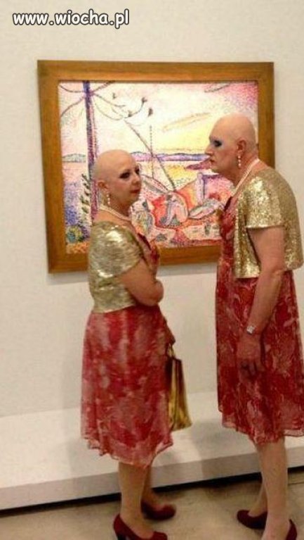 Mąż i żona w galerii sztuki 