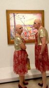 Mąż i żona w galerii sztuki 