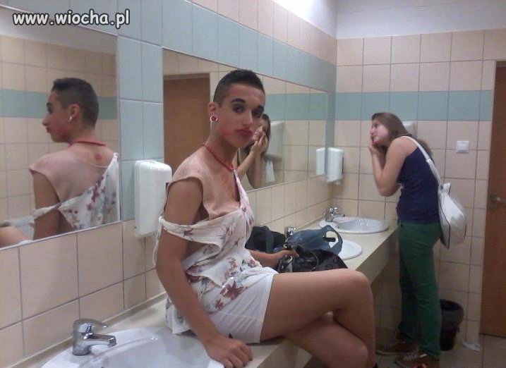 Biedaczysko zaplątał się w damskiej toalecie...