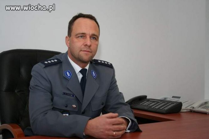 Komendatn żywcem z filmu "Drogówka"