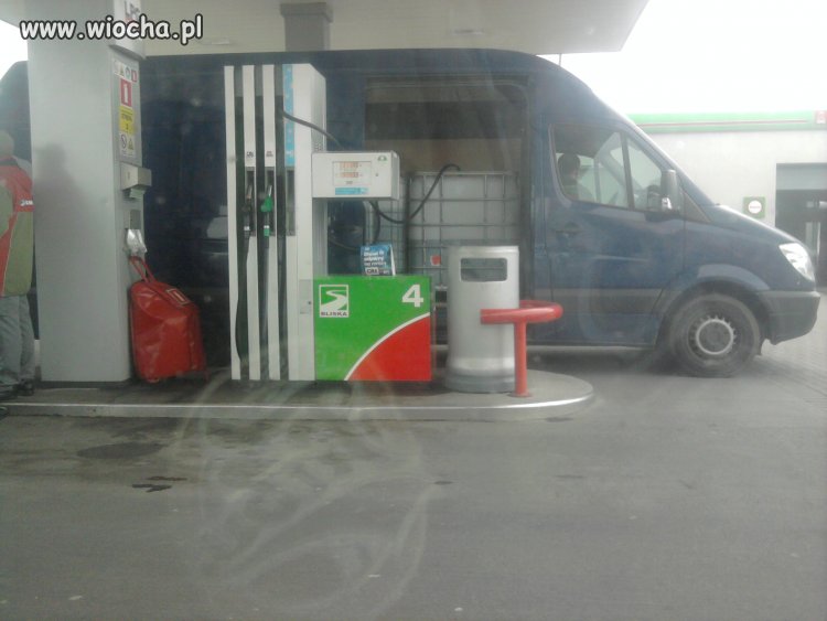 Nie ma to jak tankowanie na dwa baty 