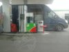 Nie ma to jak tankowanie na dwa baty 