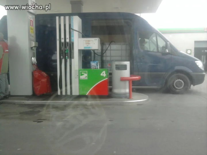 Nie ma to jak tankowanie na dwa baty 