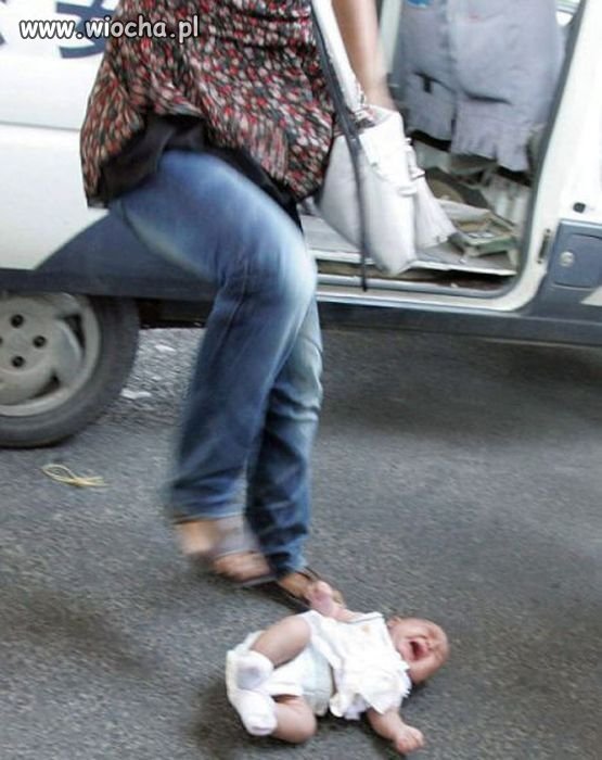 Kochająca mama rozmawia przez komórkę