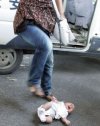 Kochająca mama rozmawia przez komórkę