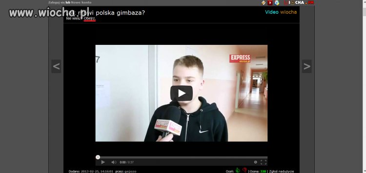 Śmieje się z wypowiedzi uczniów