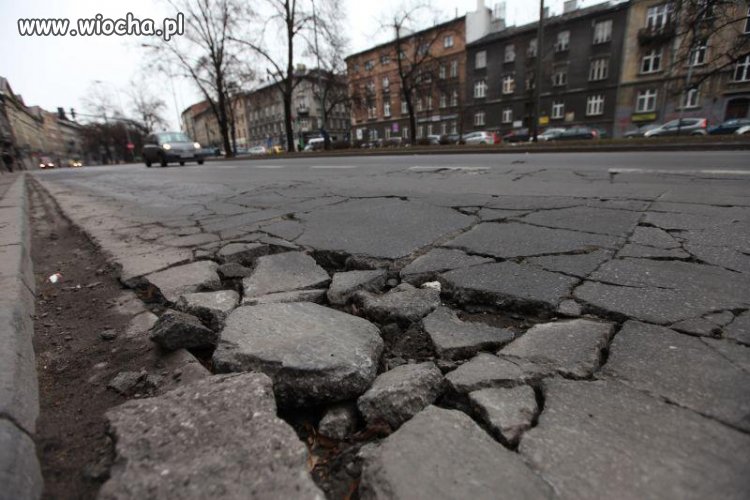 Widok drogi gdy stopnieje śnieg