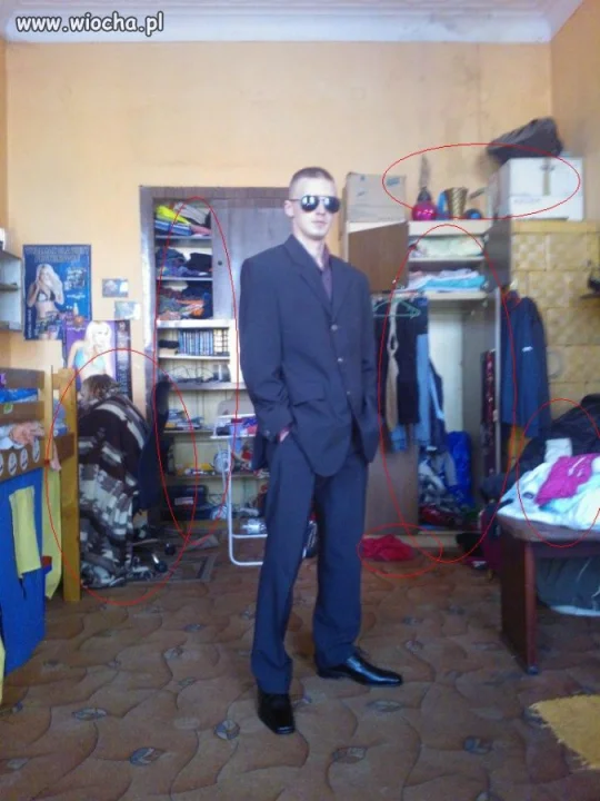 Nie dośc, że burdel to jeszcze mistrz 2 planu: 