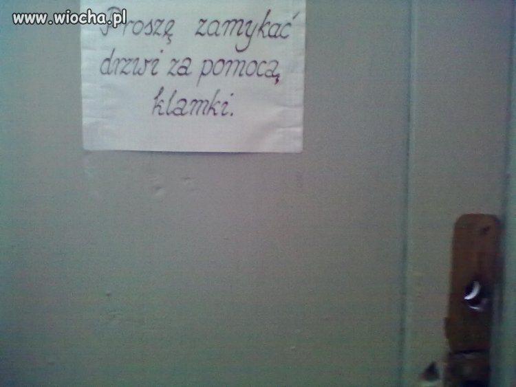 Za pomocą klamki ...