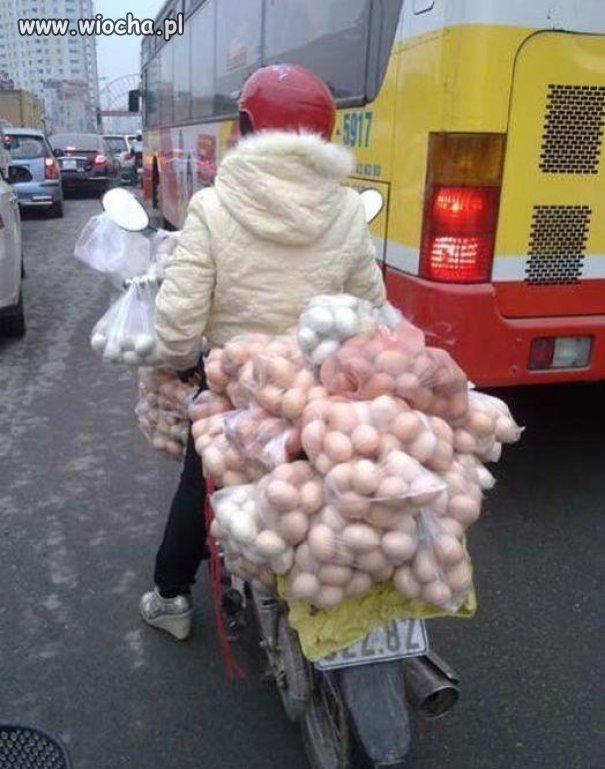 Handlara jajkami jedzie na bazarek skuterem