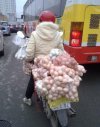 Handlara jajkami jedzie na bazarek skuterem