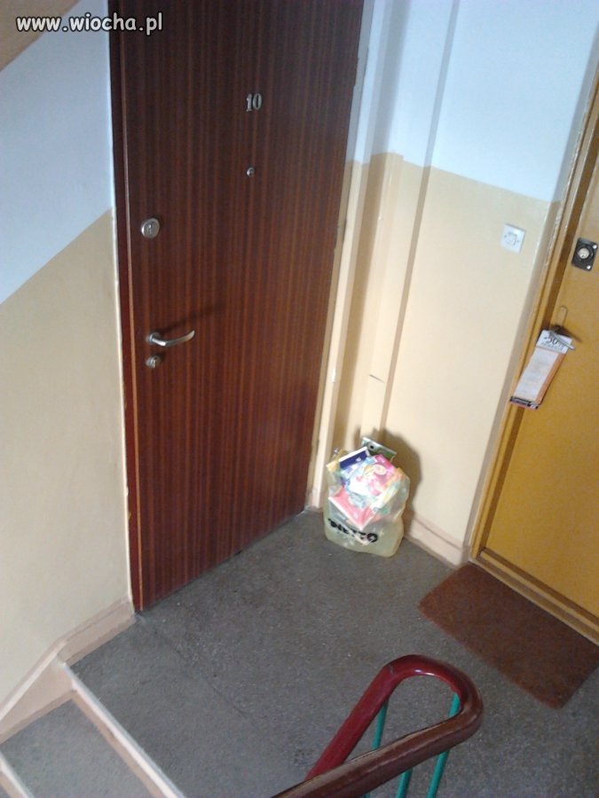 Wystawianie śmieci na klatkę schodową