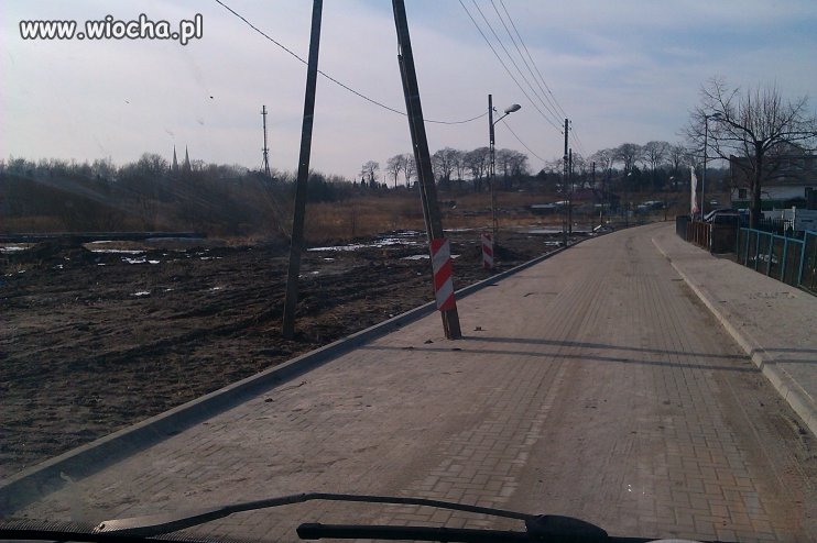 Słupek na drodze