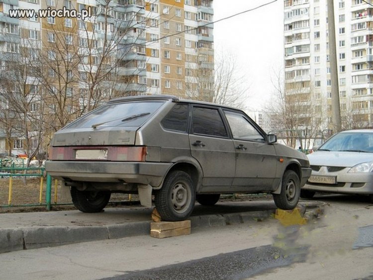 Albo chodnik za wąski albo auto za szerokie
