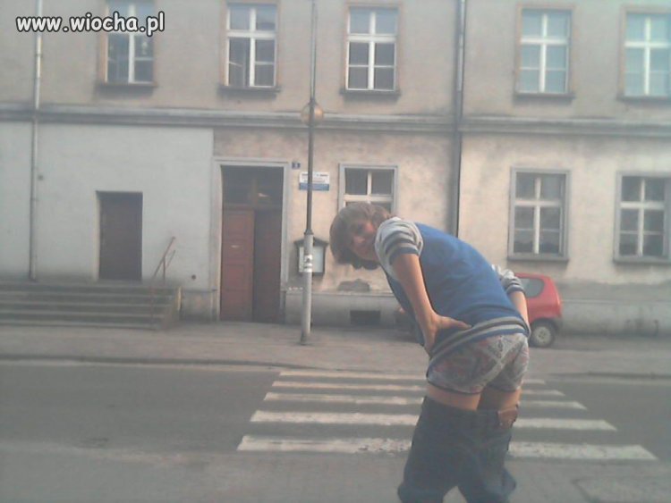 Nie ma to jak zdejmować spodnie na ulicy