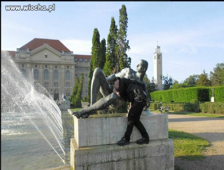 Takie tam na pomniku