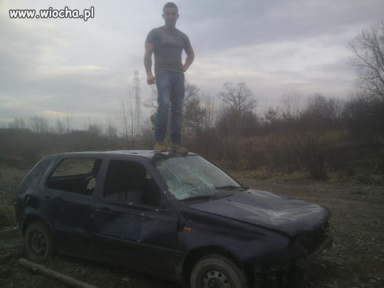 Koks z fejsa popisuje się, że rozwalił auto 