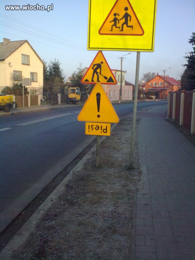 Tabliczka na odwrót tak jak ich praca...