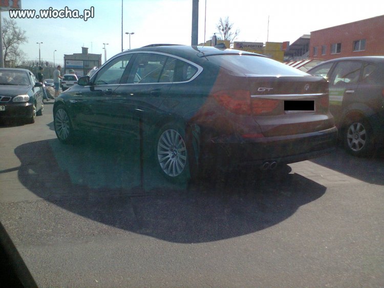 Drogie auto to na dwóch miejscach zaparkuje...