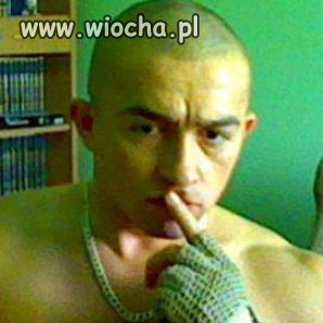 Koszulka? Po co skoro jest łańcuch i rękawiczka.