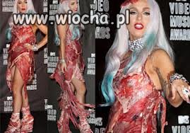 Lady Gaga i jej wieśniacki wygląd w mięsie