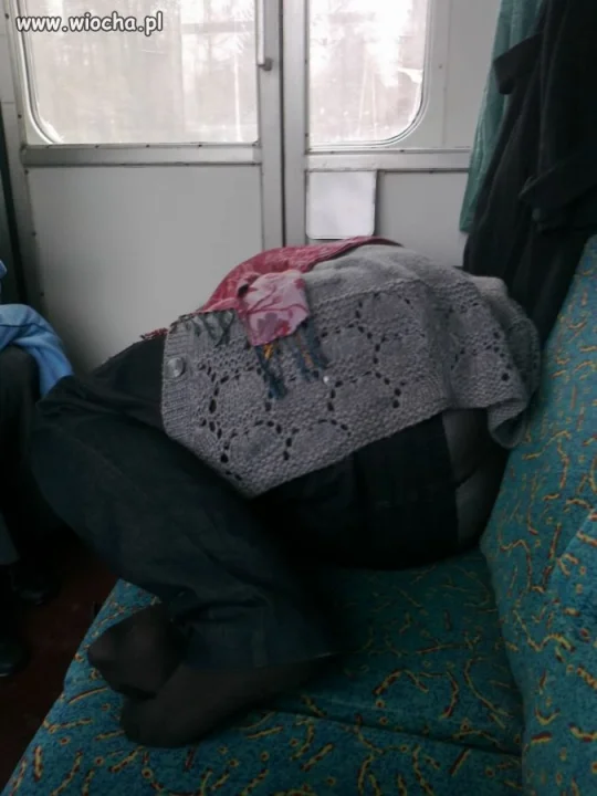 Rozgościła się na dwa miejsca siedzące