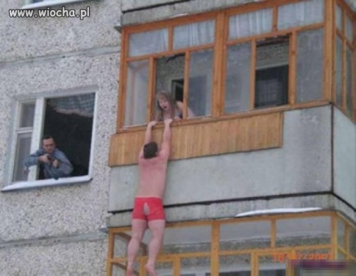 Ale dlaczego ma dziurę w gaciach?