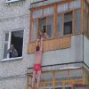 Ale dlaczego ma dziurę w gaciach?