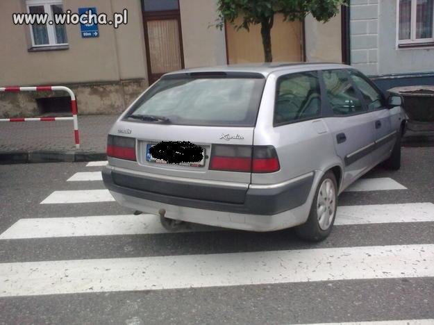 I kolejny mistrz parkowania...