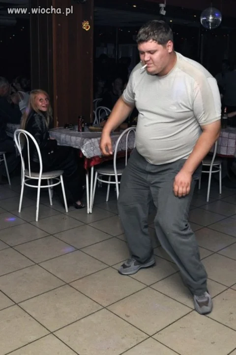 On tańczy dla niej.