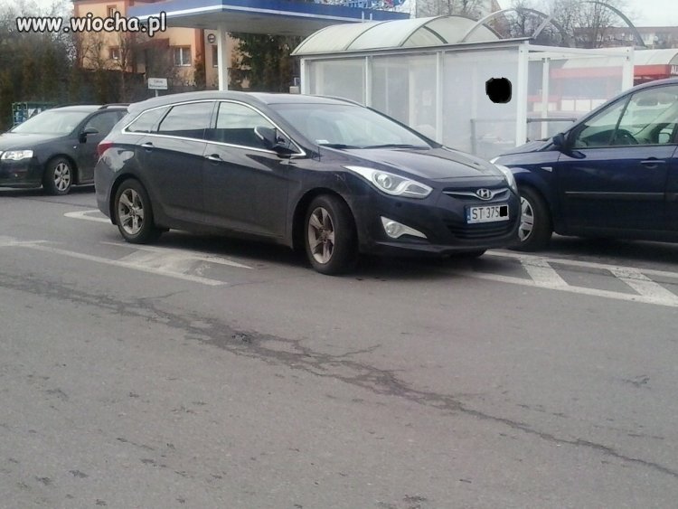 Piękny pokaz jak się parkuje gdy prawie cały