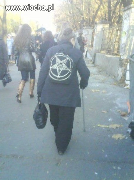 Babcia w drodze na cmentarz