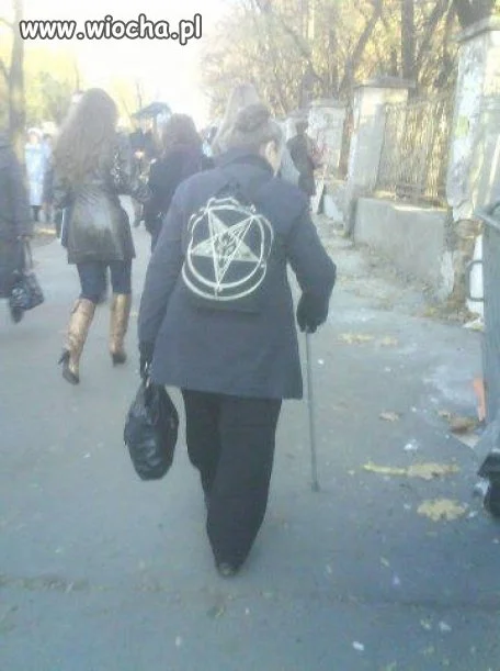 Babcia w drodze na cmentarz
