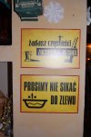 Przy wejściu do toalety w pewnej restauracji 