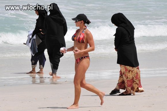 Islamskie kobiety na plaży